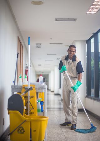 Doświadczony sprzęt do sprzątania biur i znaczących wnętrz