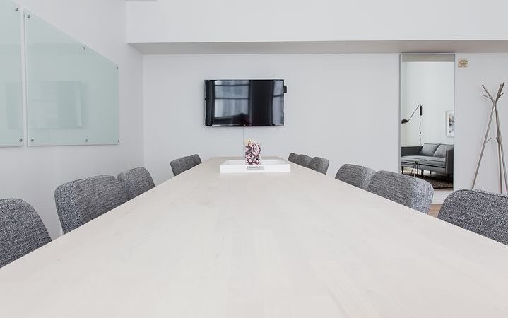 Sala na konferencję czy szkolenie – jak wybrać odpowiednią